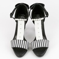 セバスチャン・ミカエリスモデルのサンダル。