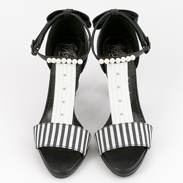 セバスチャン・ミカエリスモデルのサンダル。