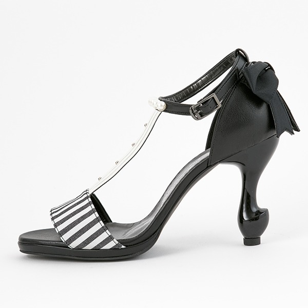 セバスチャン・ミカエリスモデルのサンダル。