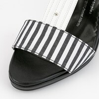 セバスチャン・ミカエリスモデルのサンダル。