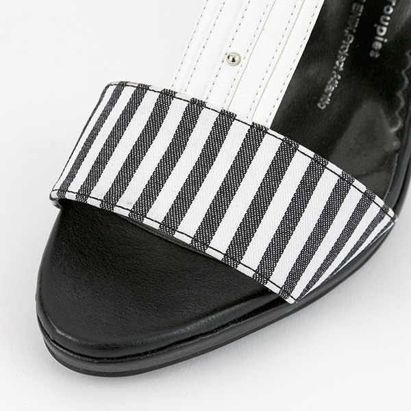 セバスチャン・ミカエリスモデルのサンダル。