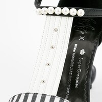 セバスチャン・ミカエリスモデルのサンダル。