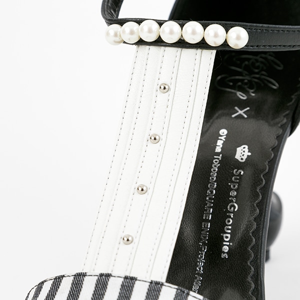 セバスチャン・ミカエリスモデルのサンダル。