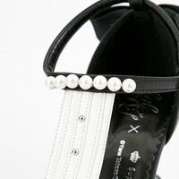 セバスチャン・ミカエリスモデルのサンダル。