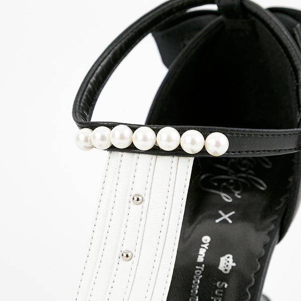 セバスチャン・ミカエリスモデルのサンダル。