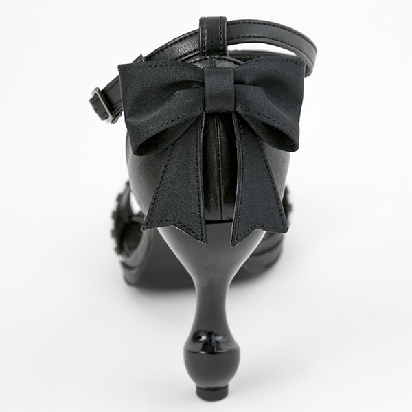 セバスチャン・ミカエリスモデルのサンダル。