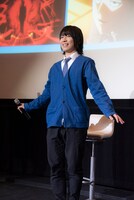 芹沢役の星野貴紀のマイク前での立ち方を再現する伊藤節生。