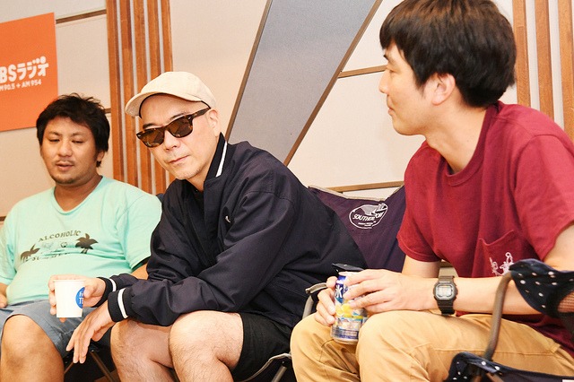 RHYMESTERの宇多丸、ラッパーのMETEORとTBS局内でチェアリング座談会をする様子。