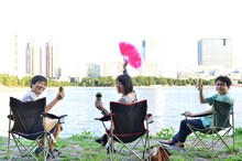 ベッド・インの中尊寺まいとお台場でチェアリングを行うスズキナオ、パリッコ。