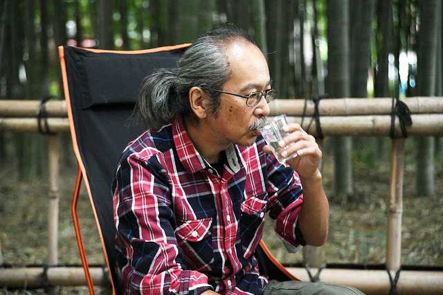人間椅子の和嶋慎治と竹林でチェアリングしながらアウトドア談義する様子。