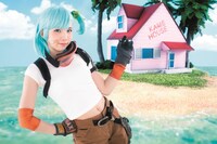 週刊ヤングジャンプ17号より、ブルマのコスプレをするえなこ。撮影/桑島智輝 (c)バードスタジオ／集英社