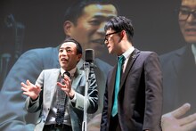 「キン肉マン漫才」を披露するナイツ。