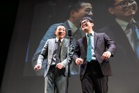 「キン肉マン漫才」を披露するナイツ。