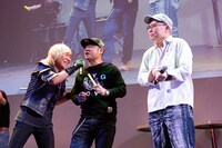 「キン肉マン Go Fight!」のコールアンドレスポンス部分を歌う串田アキラとゆでたまご。