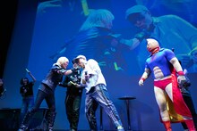 「「キン肉マン Go Fight!」のコールアンドレスポンス部分を歌う串田アキラとゆでたまご。