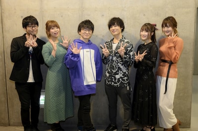 「AnimeJapan 2019」ステージイベントの舞台裏。左から司会の鷲崎健、井口裕香、阿部敦、岡本信彦、日高里菜、久保ユリカ。