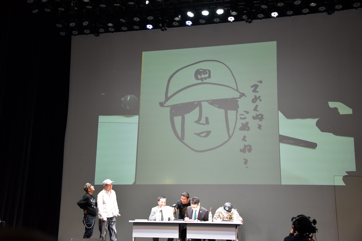 ナイツ塙の描いたブロッケンJr.。塙は「ブロッケンJr.が帽子を脱いだ時に見える髪の生え際がU字工事の益子さんに似ている」と語っており、このイラストに「ごめんねごめんね」と書き添えてあるのはそのため。