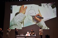 ゆでたまご・中井義則がキン肉マンをライブで描く様子。