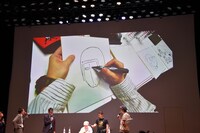 ゆでたまご・中井義則がウォーズマンをライブで描く様子。