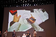 ゆでたまご・中井義則がウォーズマンをライブで描く様子。