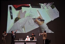 ゆでたまご・中井義則がロビンマスクをライブで描く様子。