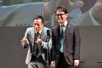 「キン肉マン漫才」を披露するナイツ。