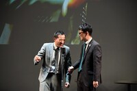 「キン肉マン漫才」を披露するナイツ。