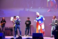 串田アキラの「肉・2×9・Rock'n Roll」に合わせ、アニメのエンディングのように踊るキン肉マン。