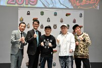 イベント後の囲み取材の様子。