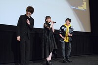左から花江夏樹、鬼頭明里、下野紘。