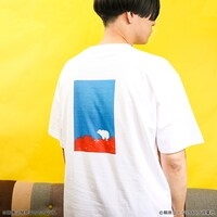 「かってにシロクマ バックプリントTシャツ」の着用例。
