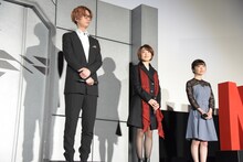 左から江口拓也、潘めぐみ、諸星すみれ。