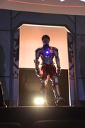 ULTRAMANスーツを着た木村良平。