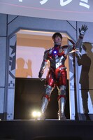 ULTRAMANスーツを着た木村良平。