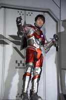 ULTRAMANスーツを着た木村良平。