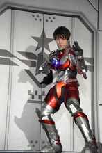 ULTRAMANスーツを着た木村良平。
