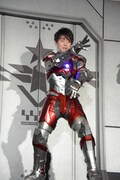ULTRAMANスーツを着た木村良平。