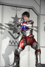 ULTRAMANスーツを着た木村良平。