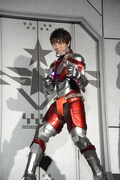 ULTRAMANスーツを着た木村良平。