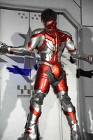 ULTRAMANスーツを着た木村良平。