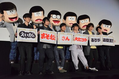 「えいがのおそ松さん」舞台挨拶の様子。左から櫻井孝宏、中村悠一、神谷浩史、福山潤、小野大輔、入野自由。