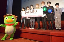 左から幾原邦彦監督、矢逆一稀役の村瀬歩、久慈悠役の内山昂輝、ケッピ役の諏訪部順一、新星玲央役の宮野真守、阿久津真武役の細谷佳正、ゾンビ役の加藤諒。