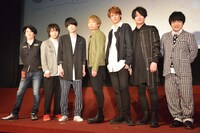 左から幾原邦彦監督、矢逆一稀役の村瀬歩、久慈悠役の内山昂輝、ケッピ役の諏訪部順一、新星玲央役の宮野真守、阿久津真武役の細谷佳正、ゾンビ役の加藤諒。