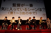 クイズに答えるキャスト陣。