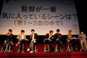クイズに答えるキャスト陣。