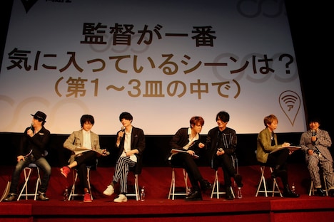 クイズに答えるキャスト陣。