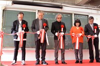 「ラフ∞絵」開会式で行われたテープカットの模様。