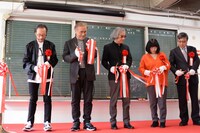 「ラフ∞絵」開会式で行われたテープカットの模様。