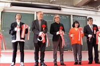 「ラフ∞絵」開会式で行われたテープカットの模様。