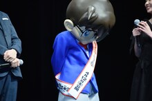 山崎和佳奈の「ねえ。私たち付き合ってるんでしょ、新一？」のセリフに照れた表情を見せる江戸川コナン。